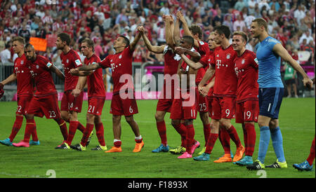 München, Deutschland. 29. August 2015. Bayern Spieler feiern nach die deutschen first Division Fußball Bundesliga zwischen Bayern München und Bayer Leverkusen in München, Deutschland, am 29. August 2015-Spiel. Bayern München gewann 3:0. © Philippe Ruiz/Xinhua/Alamy Live-Nachrichten Stockfoto