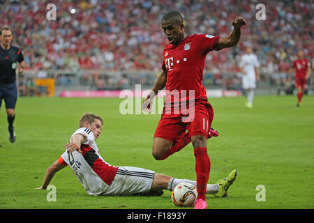 München, Deutschland. 29. August 2015. Bayern Douglas Costa (R) wetteifert um den Ball während der deutschen Teilung der ersten Bundesliga-Fußball-Spiel zwischen Bayern München und Bayer Leverkusen in München, Deutschland, am 29. August 2015. Bayern München gewann 3:0. © Philippe Ruiz/Xinhua/Alamy Live-Nachrichten Stockfoto