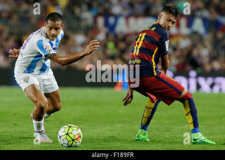 Barcelona, Spanien. 29. August 2015. Neymar (R) von Barcelona wetteifert mit Roberto Rosales Málagas während ihr Spanisch erste Abteilung Fußball-match gegen Malaga in Barcelona, Spanien, am 29. August 2015. Barcelona gewann 1: 0. Bildnachweis: Pau Barrena/Xinhua/Alamy Live-Nachrichten Stockfoto