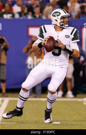 New York, USA. 29. August 2015. New York Jets Quarterback Bryce Petty (9) fällt zurück, um während die NFL Preseason-Spiel zwischen den New York Jets und die New York Giants im MetLife Stadium in East Rutherford, New Jersey zu übergeben. Die Jets gewann 28-18. Bildnachweis: Cal Sport Media/Alamy Live-Nachrichten Stockfoto