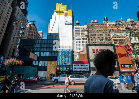 New York, USA. 29. August 2015. Ein Wandbild von Papst Francis taucht in Midtown, als die Stadt bereitet sich auf den Papstbesuch im September. Der Beschilderung Raum ist etwa 225 Fuß hoch und 93 Fuß breit, nach Lamar Außenwerbung, die verpachtet der Wand und Werbefläche auf es seit vielen Jahren verkauft hat. Maler erwarten, dass etwa 100 Gallonen Farbe für das Wandbild zu verwenden, die sechs Wochen lang erhalten bleiben Stockfoto