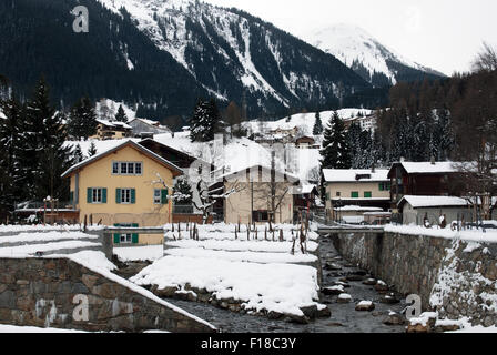 Häuser in das malerische Skigebiet Klosters, Schweiz Stockfoto