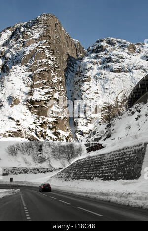 Gotthardstrasse, zwischen Andermatt und Göschenen, in der Schweiz Stockfoto