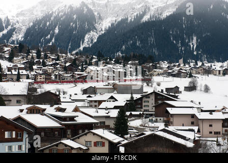 Ein Personenzug am Rande der alpinen Skigebiet des Klosters in der Schweiz Stockfoto