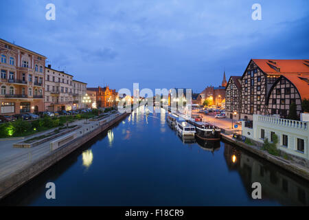Stadt Bydgoszcz in Polen bei Nacht mit alten Getreidespeicher am Brda Fluss Wasser. Stockfoto