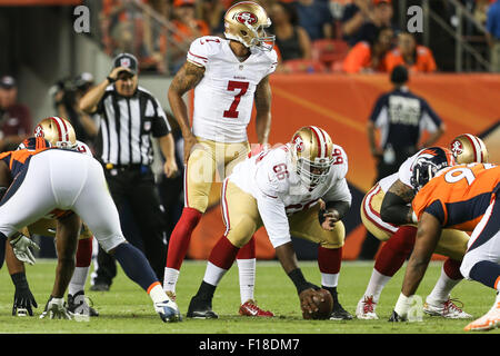 29. August 2015 sieht San Francisco 49ers Quarterback Colin Kaepernick (7) bei der NFL Preseason Fußballspiel zwischen den Denver Broncos und die San Francisco 49ers bei Sports Authority Field at Mile High in Denver CO, Scott D Stivason/Cal Sport Media vor dem Snap links Stockfoto