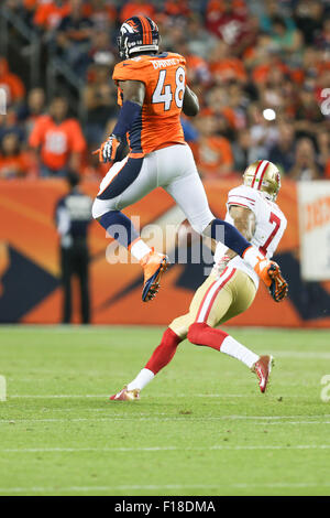 29. August 2015 Denver Broncos Linebacker Shaquil Barrett (48) Versuche, einen Wurf von San Francisco 49ers Quarterback Colin Kaepernick (7) bei der NFL Preseason Fußballspiel zwischen den Denver Broncos und die San Francisco 49ers bei Sports Authority Field at Mile High in Denver CO, Scott D Stivason/Cal Sport Media zu blockieren Stockfoto