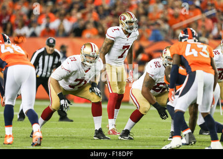 29. August 2015 quarterback San Francisco 49ers Colin Kaepernick (7) schreien über Menge Lärm während der NFL Preseason Fußballspiel zwischen den Denver Broncos und die San Francisco 49ers bei Sports Authority Field at Mile High in Denver CO, Scott D Stivason/Cal Sport Media Stockfoto