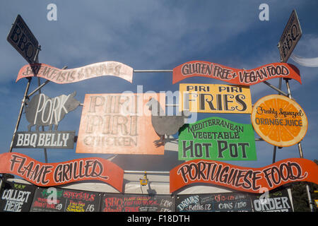 Schilder am portugiesischen Garküche Verkauf Piri Piri Huhn, Fleisch, Schweinefleisch, Grill, Bbq am Kaya Festival 2015 Margam Park Wales UK Stockfoto