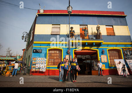 Buenos Aires, Argentinien. 29. August 2015. Touristen posieren im Viertel "La Boca" in Buenos Aires, Hauptstadt von Argentinien, auf 29. August 2015. Bekannt für die Wiege der Fußballverein Boca Juniors, ist "La Boca" Nachbarschaft ein beliebtes Reiseziel des Landes. © Martin Zabala/Xinhua/Alamy Live-Nachrichten Stockfoto