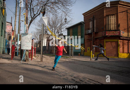 Buenos Aires, Argentinien. 29. August 2015. Eine Mädchen fliegt einen Drachen in "La Boca" Nachbarschaft in Buenos Aires, Hauptstadt von Argentinien, 29. August 2015. Bekannt für die Wiege der Fußballverein Boca Juniors, ist "La Boca" Nachbarschaft ein beliebtes Reiseziel des Landes. © Martin Zabala/Xinhua/Alamy Live-Nachrichten Stockfoto