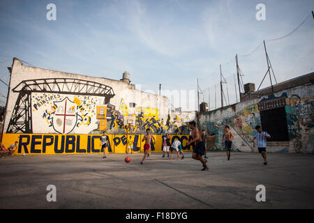 Buenos Aires, Argentinien. 29. August 2015. Kinder spielen Fußball im Viertel "La Boca" in Buenos Aires, Hauptstadt von Argentinien, am 29. August 2015. Bekannt für die Wiege der Fußballverein Boca Juniors, ist "La Boca" Nachbarschaft ein beliebtes Reiseziel des Landes. © Martin Zabala/Xinhua/Alamy Live-Nachrichten Stockfoto