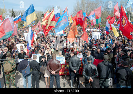 15. Oktober 2014 - Odessa, Ukraine - Odessa, Ukraine. 6. April 2014. Peoples Assembly Antimaidan - '' Kulikovo Field'' treffen zu protestieren. Diese Demonstration in Kulikovo Field, Odessa, Ukraine (Süd-Ukraine), für ein Referendum gegen die neue Regierung in Kiew gegen die National-Faschismus... Die wichtigsten Slogans: '' Wir möchten, dass ein Referendum'' '' Freiheit Anton Davydchenko'' '' Odessa ist eine russische Stadt '' '' Wir wollen Russisch zweite Amtssprache '' '' Wir sind gegen den Faschismus '' '' Wir sind gegen den Nationalismus "(Credit-Bild: © Andrey Nekrassow/ZUMA Wire/ZUMAPRESS.com) Stockfoto