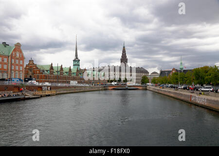 Blick auf die Alte Börse und Schloss Christiansborg von Christian die 4 135210 Brücke an einem Sommertag mit bedrohlichen Wolken Stockfoto