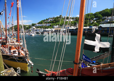 Eine zerfetzte Cornwall Flagge fliegen von einem Lugger in Looe, Cornwall festgemacht. Stockfoto