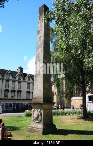 Ein Obelisk von Beau Nash in einer Grünfläche der Stadt entworfen. Stockfoto