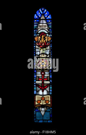 Hommage an HMS Glorious.  Die Glasfenster in der St. Peters Church ist ein Denkmal für die Crew der HMS Glorious, 1940 versenkt. Stockfoto