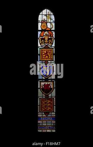 Die Kirchenfenster in Sankt-Peter Kirche Martindale im englischen Lake District ist eine Hommage an Queen Elizabeth 2. Stockfoto