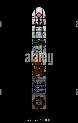 Die Kirchenfenster in Sankt-Peter Kirche Martindale im englischen Lake District ist eine Hommage an Queen Elizabeth 2. Stockfoto