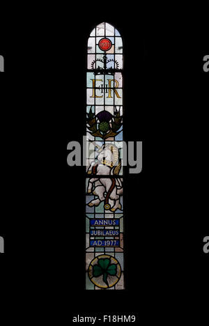 Die Kirchenfenster in Sankt-Peter Kirche Martindale im englischen Lake District ist eine Hommage an Queen Elizabeth 2. Stockfoto