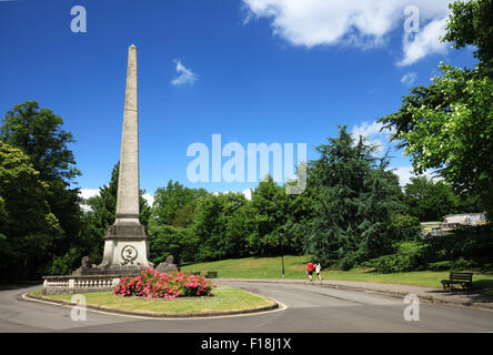 Ein Obelisk in einem formalen Parklandschaft. Stockfoto