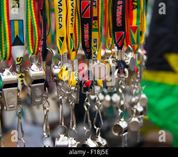 London, 30. August 2015. Pfeifen zu verkaufen, ein fester Bestandteil der Aufruhr von Klang und Farbe hinzufügen, wie Nachtschwärmer den Beginn der Notting Hill Carnival erwarten. Bildnachweis: Paul Davey/Alamy Live-Nachrichten Stockfoto