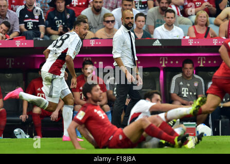 München, Deutschland. 29. August 2015. Bayern Trainer Pep Guardiola (C, Rücken) reagiert während der Fußball-Bundesligaspiel FC Bayern München Vs Bayer Leverkusen in München, 29. August 2015. Foto: Peter Kneffel/Dpa/Alamy Live News Stockfoto