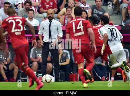 München, Deutschland. 29. August 2015. Bayern Trainer Pep Guardiola (C, Rücken) reagiert während der Fußball-Bundesligaspiel FC Bayern München Vs Bayer Leverkusen in München, 29. August 2015. Foto: Peter Kneffel/Dpa/Alamy Live News Stockfoto