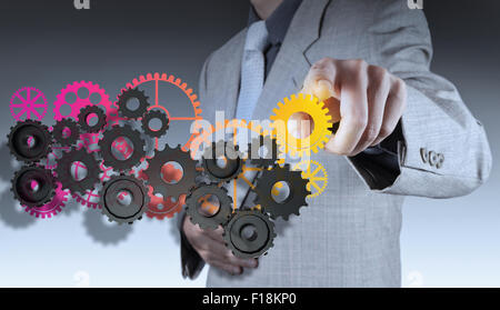 Geschäftsmann Hand macht bunte Getriebe zum Erfolgskonzept Stockfoto
