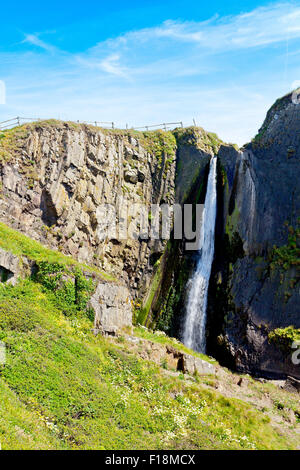 Der South West Coast Path verläuft die dramatische Spekes Mühle Mund Wasserfall, North Devon, England, UK Stockfoto