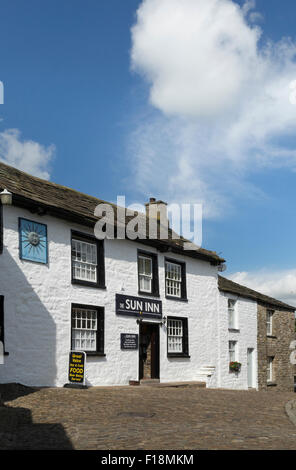 Die Sunn Inn und gepflasterten Straße in Dent Dorf Cumbria. Stockfoto