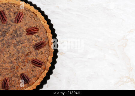 Frisch gebackene Pecan Pie in die Backform, Textfreiraum auf der Küchenarbeitsplatte Stockfoto