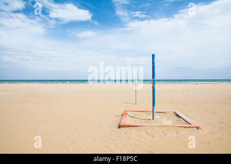 eine Dusche Einzelhaft durch Sand am Strand von Rimini in Italien an einem bewölkten Tag getaucht Stockfoto