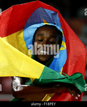 (150830)--Peking, 30. August 2015 (Xinhua)--Äthiopiens Almaz Ayana feiert nach dem Gewinn der Frauen 5000 m Finale bei den 2015 IAAF World Champships in das "Vogelnest" Nationalstadion in Peking, Hauptstadt von China, 30. August 2015. (Xinhua/Wang Lili) Stockfoto