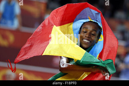 (150830)--Peking, 30. August 2015 (Xinhua)--Äthiopiens Almaz Ayana feiert nach dem Gewinn der Frauen 5000 m Finale bei den 2015 IAAF World Champships in das "Vogelnest" Nationalstadion in Peking, Hauptstadt von China, 30. August 2015. (Xinhua/Wang Lili) Stockfoto