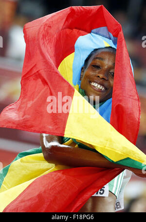 (150830)--Peking, 30. August 2015 (Xinhua)--Äthiopiens Almaz Ayana feiert nach dem Gewinn der Frauen 5000 m Finale bei den 2015 IAAF World Champships in das "Vogelnest" Nationalstadion in Peking, Hauptstadt von China, 30. August 2015. (Xinhua/Wang Lili) Stockfoto