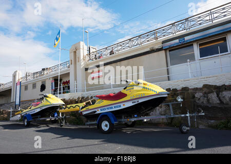 Jet-Skis, die Zugehörigkeit zu den Beach Patrol in Blackpool, Lancashire Stockfoto