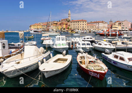 Stadt Rovinj angelegten Boote im Hafen, durch die bunten Gebäude der Altstadt übersehen, Rovinj, Istrien, Kroatien Stockfoto