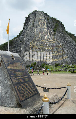 Khao Chi Chan oder Buddha-Berg, in der Nähe von Pattaya, Thailand, Südostasien, mit Gedenken Plaque im Vordergrund Stockfoto