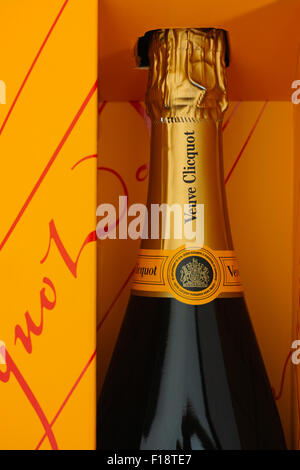 Tambow, Russische Föderation - 16. August 2015 Flasche Champagner Veuve Clicquot Brut im Kasten. Studio gedreht. Stockfoto