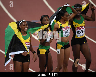 Peking, China. 30. August 2015. (Von L bis R) Jamaikas Stephenie Ann McPherson, Novlene Williams-Mills, Christine Day und Shericka Jackson feiern die Frauen 4x400m Finale bei den 2015 IAAF World Champships in das "Vogelnest" Nationalstadion in Peking, Hauptstadt von China, 30. August 2015. © Wang Haofei/Xinhua/Alamy Live-Nachrichten Stockfoto