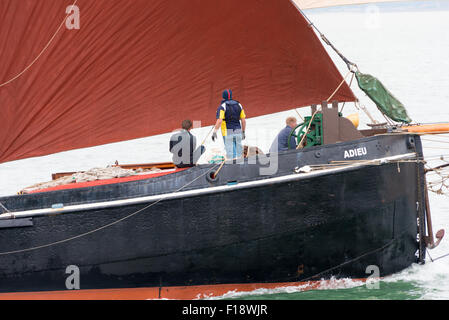 Southend, Essex, England. 30. August 2015. Thames Lastkahn Adieu zu Beginn des 52. Southend Themse Barge match Credit: Terence Mendoza/Alamy Live News Stockfoto