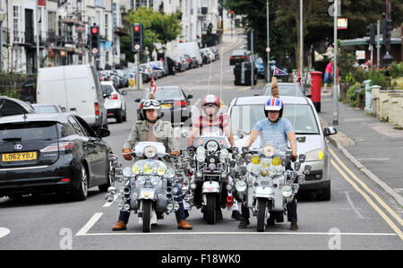 Brighton, UK. 30. August 2015. Mods auf ihre Roller machen den Weg nach Brighton Seafront für die Mod Weekender-Veranstaltung Stockfoto