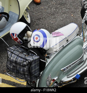 Brighton, UK. 30. August 2015. Tausende von Mods mit ihren Scootern Abstieg auf Brighton für die jährliche Mod Weekender-Veranstaltung, die eine ihrer Fahrzeuge, Mode und den 1960er Jahren Feier Stockfoto