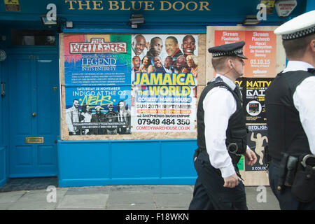 Notting Hill, London, UK. 30. August 2015. Der Notting Hill Carnival, Europas größte Straßenfest startet anlässlich der offizielle Startschuss für die zweitägige Karneval in Notting Hill mit großen Polizeiaufgebot Credit: Amer Ghazzal/Alamy Live-Nachrichten Stockfoto