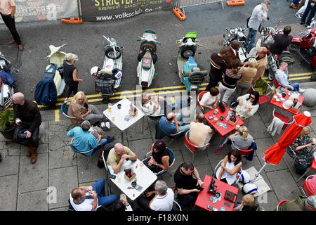 Brighton, UK. 30. August 2015. Tausende von Mods mit ihren Scootern Abstieg auf Brighton für das Jahresereignis Mod Weekender ist eine Feier ihrer Fahrzeuge, Mode und der 1960er Jahre Kredit: Simon Dack/Alamy Live News Stockfoto