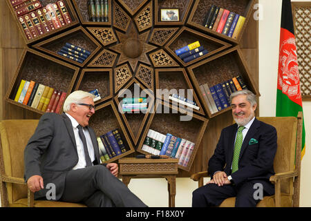 HANDOUT - ein Handout Bild, datiert 30. August 2015, zeigt der deutsche Außenminister Frank-Walter Steinmeier (l, SPD) und der Vorsitzende der Regierung der islamischen Republik von Afgahnistan, Abdullah Abdullah, mit einander reden während eines bilateralen Treffens in Kabul, Afghanistan. Steinmeier ist bei einem zweitägigen Besuch in der Region. Foto: Thomas Trutschel / photothek.net/dpa Stockfoto