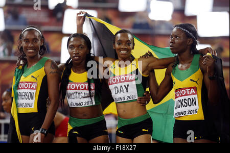 (150830)--Peking, 30. August 2015 (Xinhua)--(von L bis R) Jamaikas Stephenie Ann McPherson, Novlene Williams-Mills, Christine Day und Shericka Jackson feiern die Frauen 4x400m Finale bei den 2015 IAAF World Champships in das "Vogelnest" Nationalstadion in Peking, Hauptstadt von China, 30. August 2015. (Xinhua/Wang Lili) Stockfoto