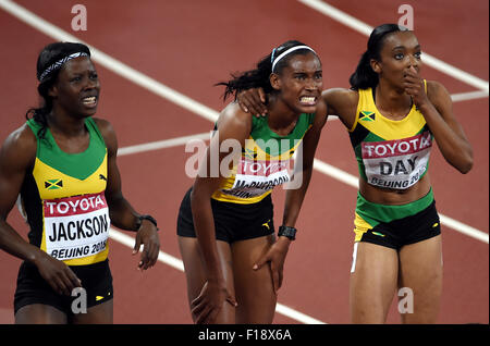 (150830)--Peking, 30. August 2015 (Xinhua)--Jamaikas Stephenie Ann McPherson, Christine Day (R) und Shericka Jackson (L) überprüfen Sie die Zeit während der Frauen 4x400m Finale bei den 2015 IAAF World Champships in das "Vogelnest" Nationalstadion in Peking, Hauptstadt von China, 30. August 2015. (Xinhua/Wang Haofei) Stockfoto