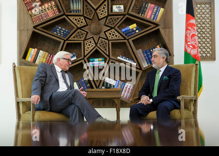 HANDOUT - ein Handout Bild, datiert 30. August 2015, zeigt der deutsche Außenminister Frank-Walter Steinmeier (l, SPD) und der Vorsitzende der Regierung der islamischen Republik von Afgahnistan, Abdullah Abdullah, mit einander reden während eines bilateralen Treffens in Kabul, Afghanistan. Steinmeier ist bei einem zweitägigen Besuch in der Region. Foto: Thomas Trutschel / photothek.net/dpa Stockfoto